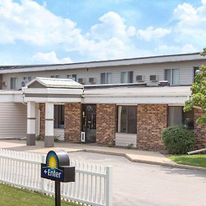 Days Inn By Wyndham Fond Du Lac Exterior photo