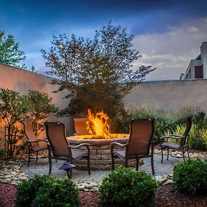 Courtyard Greensboro Airport Hotel Exterior photo