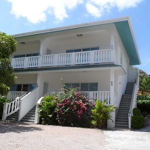 Divers Lodge Guest House Beau Vallon  Exterior photo