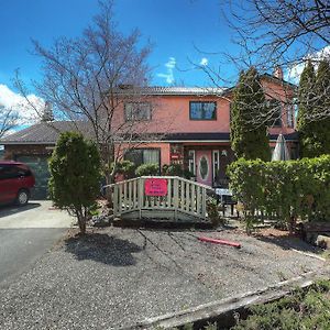 Beds By The Bridge Bed & Breakfast Kelowna Exterior photo