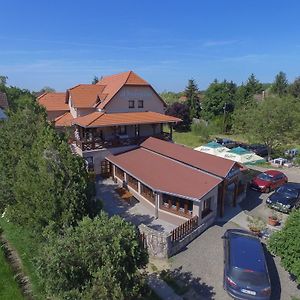 Aquarium Panzio Hotel Abadszalok Exterior photo