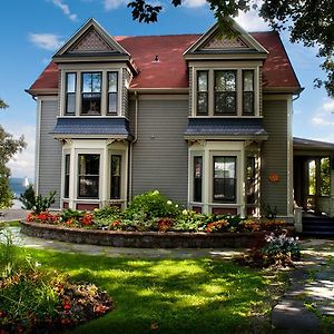 Dunlop Inn Baddeck Exterior photo