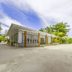 Aadan Beach House Hotel Dhigurah  Exterior photo