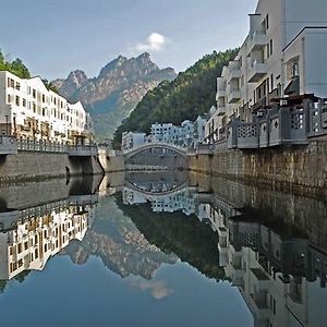 Yellow Mountain Bridge Over River Inn Huangshan Exterior photo