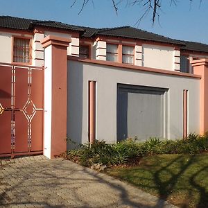 Moshitametsi Guesthouse Kempton Park Exterior photo