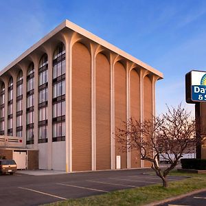 Days Inn & Suites By Wyndham Elyria Exterior photo