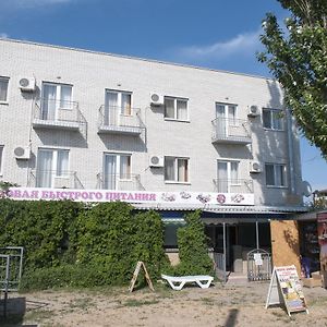 Hotel Naberzhnyi Berdyansk Exterior photo