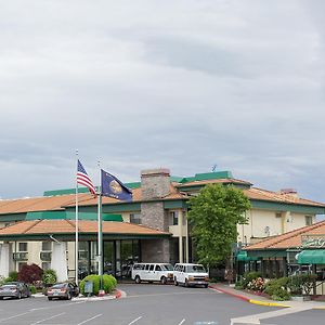 Rogue Regency Inn & Suites Medford Exterior photo