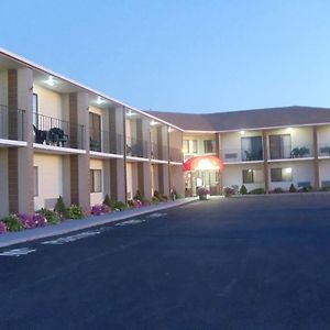 Red Roof Inn & Suites Newport - Middletown, Ri Exterior photo