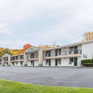 Days Inn By Wyndham Lenox Ma Exterior photo