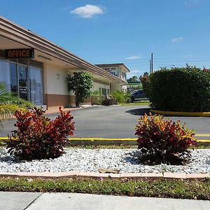 Parkway Inn Miami Springs Exterior photo