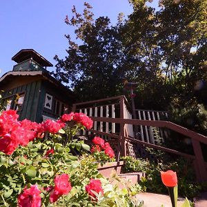 Fairy'S Garden Chalet Hotel West Kelowna Exterior photo