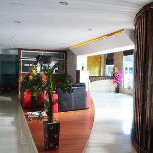 Hotel Parma Pekanbaru Exterior photo