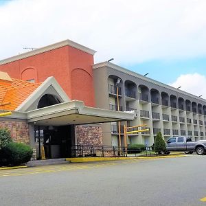 Howard Johnson By Wyndham Clifton Nj Hotel Exterior photo