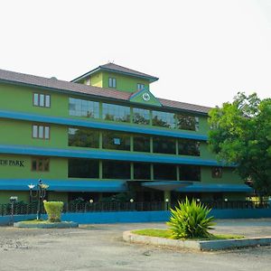 Hyde Park Hotel Manjeri Exterior photo