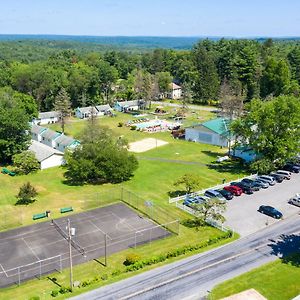 Chestnut Grove Family Resort Mount Pocono Exterior photo