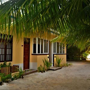 Dhigurah Beach Inn Exterior photo