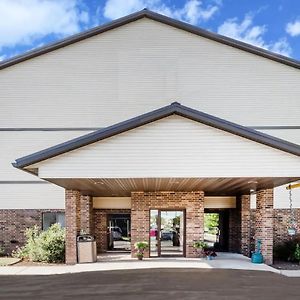 Boarders Inn & Suites By Cobblestone Hotels Columbus Exterior photo