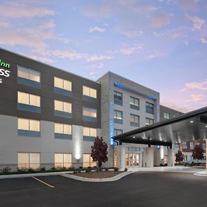 Holiday Inn Express & Suites - Elkhorn - Lake Geneva Area, An Ihg Hotel Exterior photo