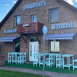 Naphaz Panzio Bed & Breakfast Tiszafured Exterior photo